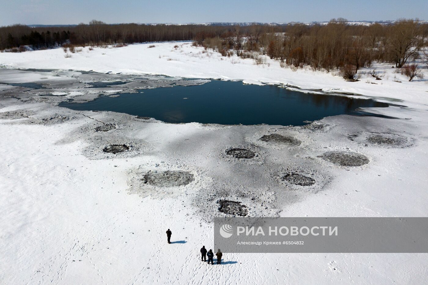 Противопаводковый подрыв льда на реке Бия в Алтайском крае