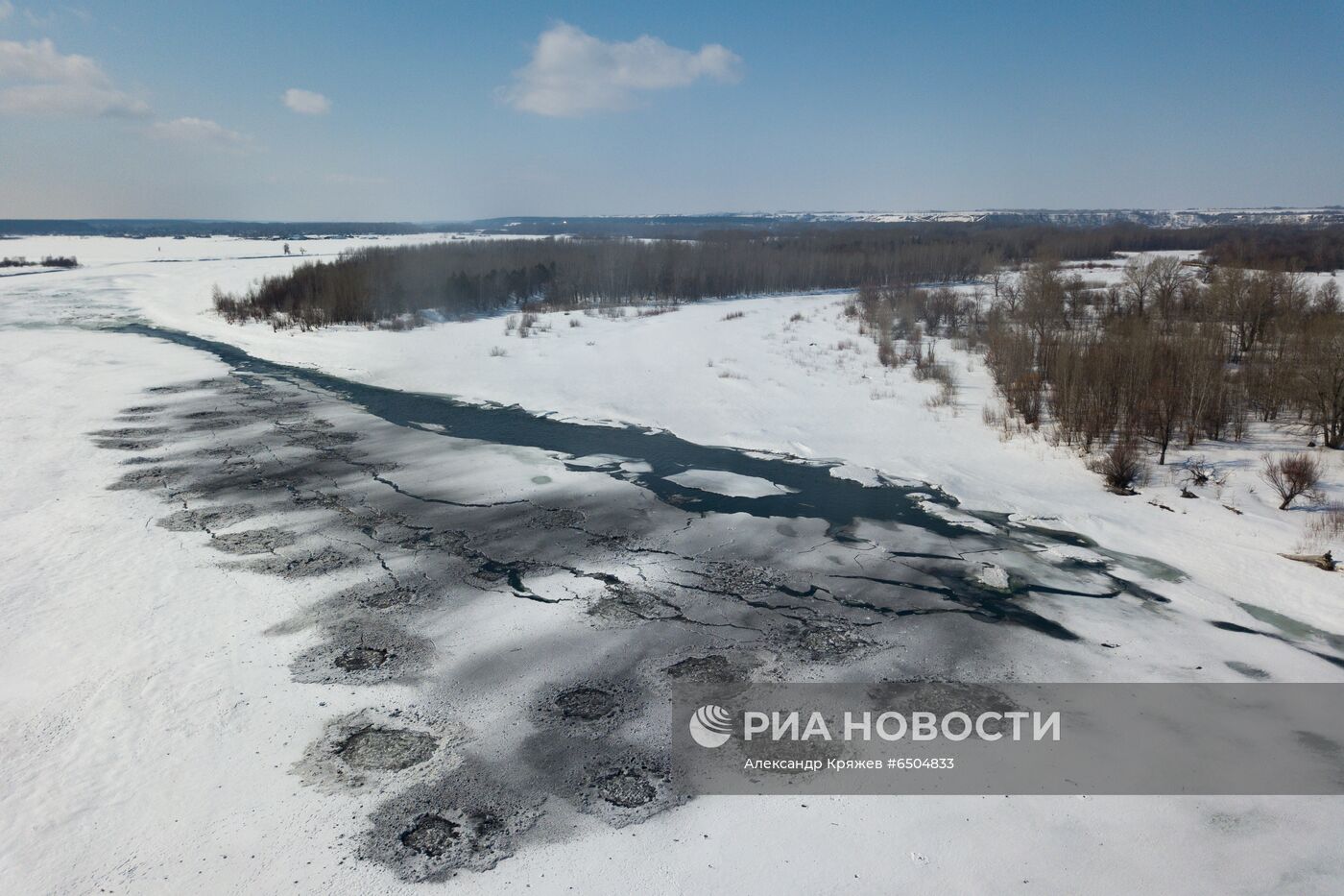 Противопаводковый подрыв льда на реке Бия в Алтайском крае