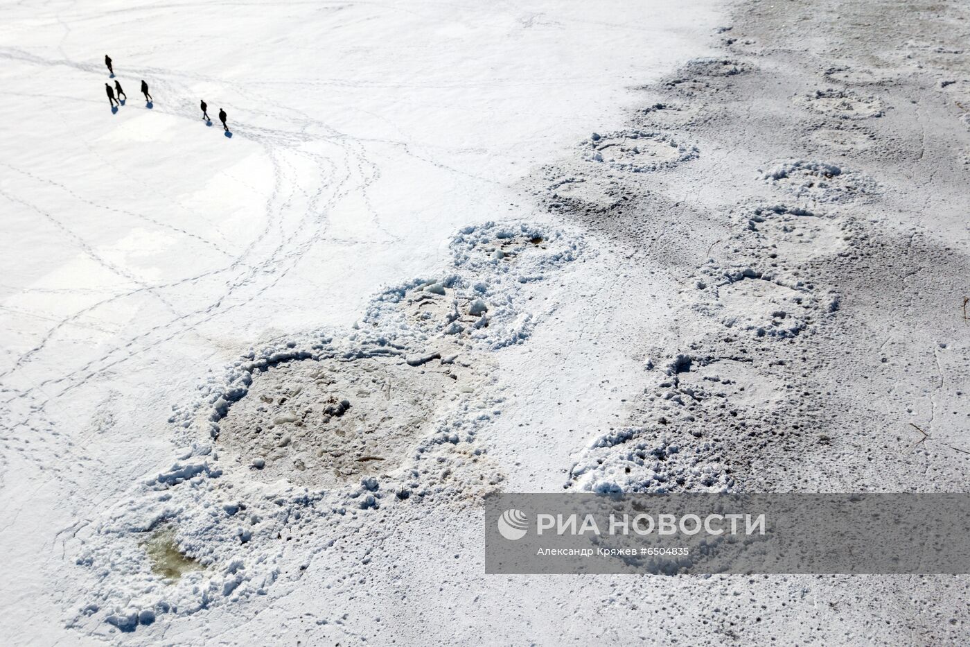 Противопаводковый подрыв льда на реке Бия в Алтайском крае