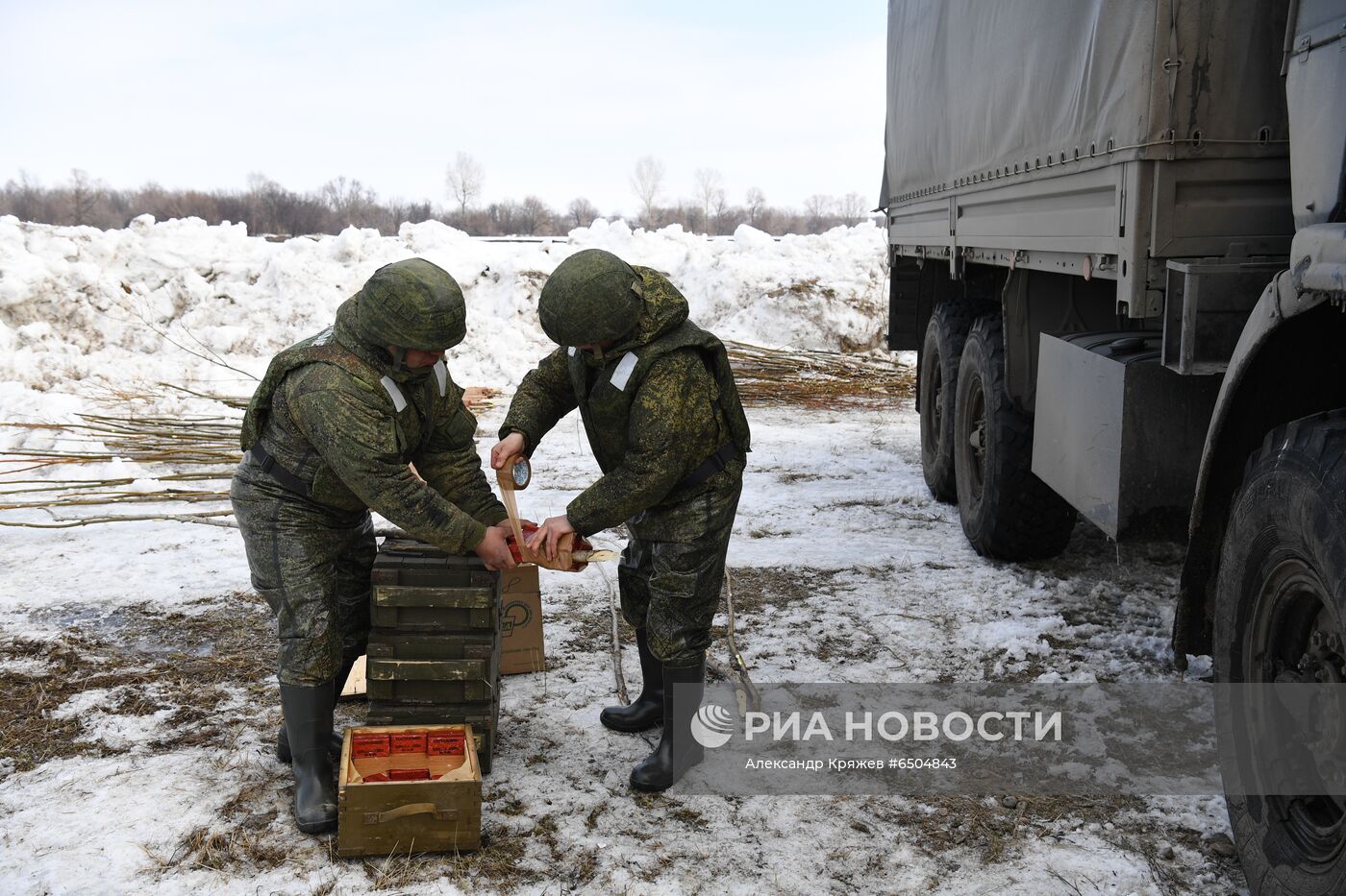 Противопаводковый подрыв льда на реке Бия в Алтайском крае