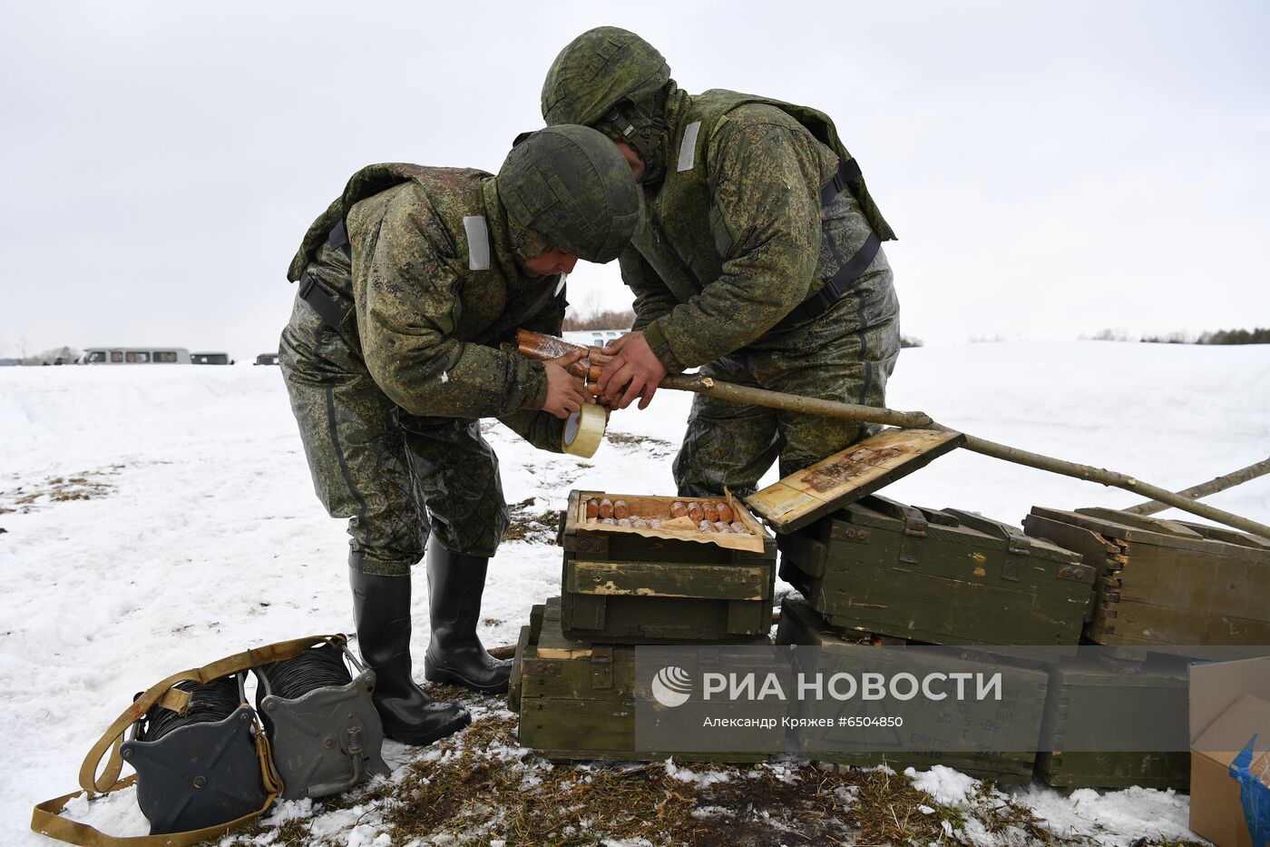 Противопаводковый подрыв льда на реке Бия в Алтайском крае