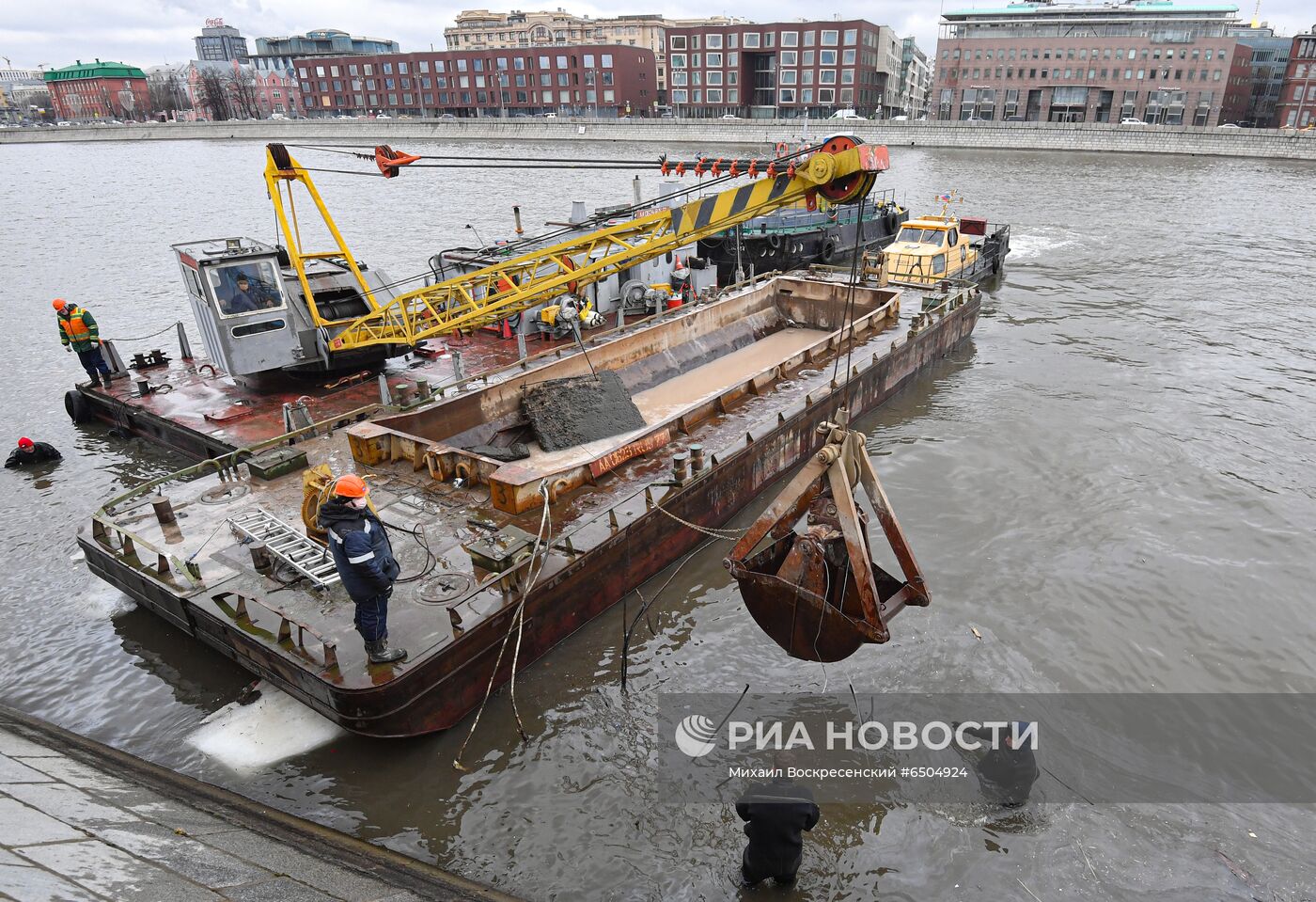 Очистка Москвы-реки от железобетонных свай