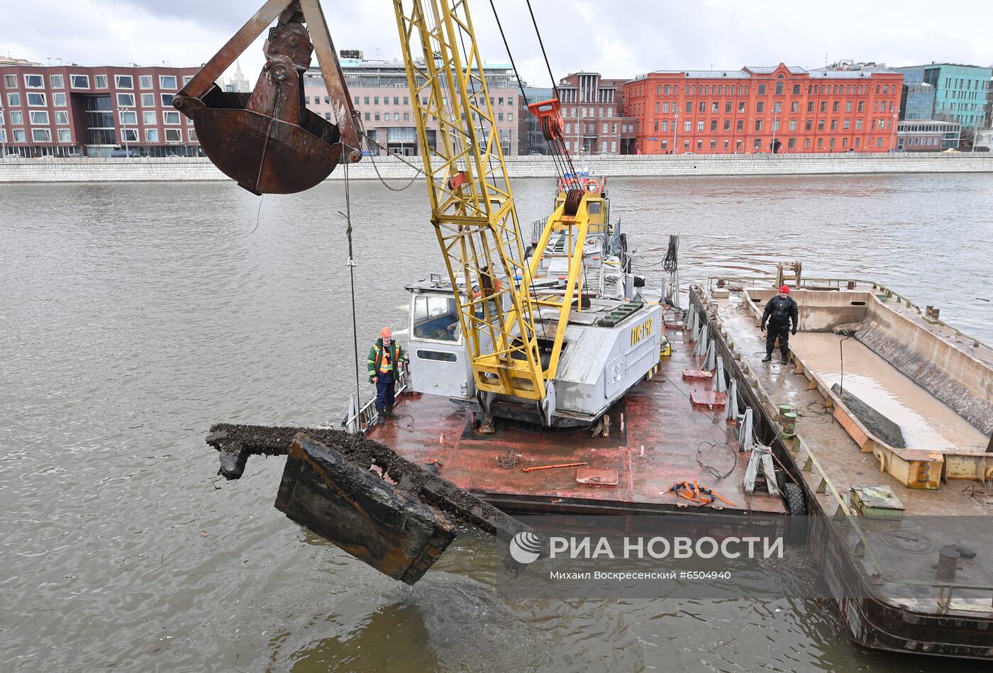 Очистка Москвы-реки от железобетонных свай