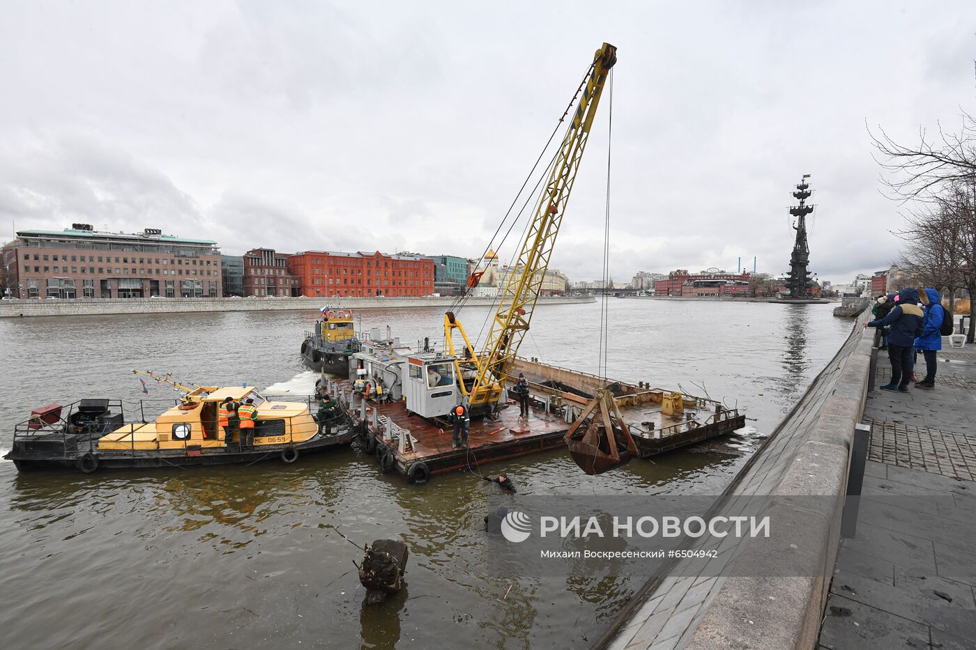 Очистка Москвы-реки от железобетонных свай