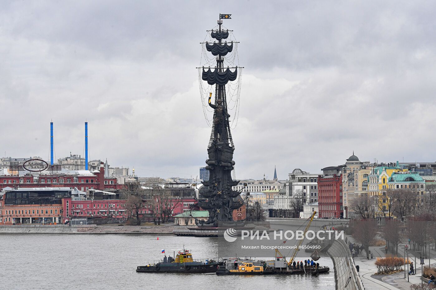 Очистка Москвы-реки от железобетонных свай