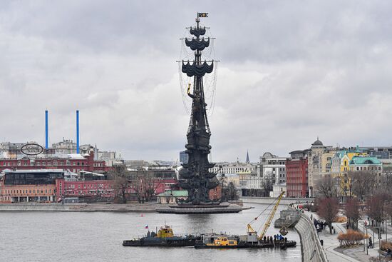 Очистка Москвы-реки от железобетонных свай