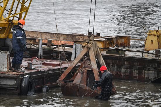 Очистка Москвы-реки от железобетонных свай