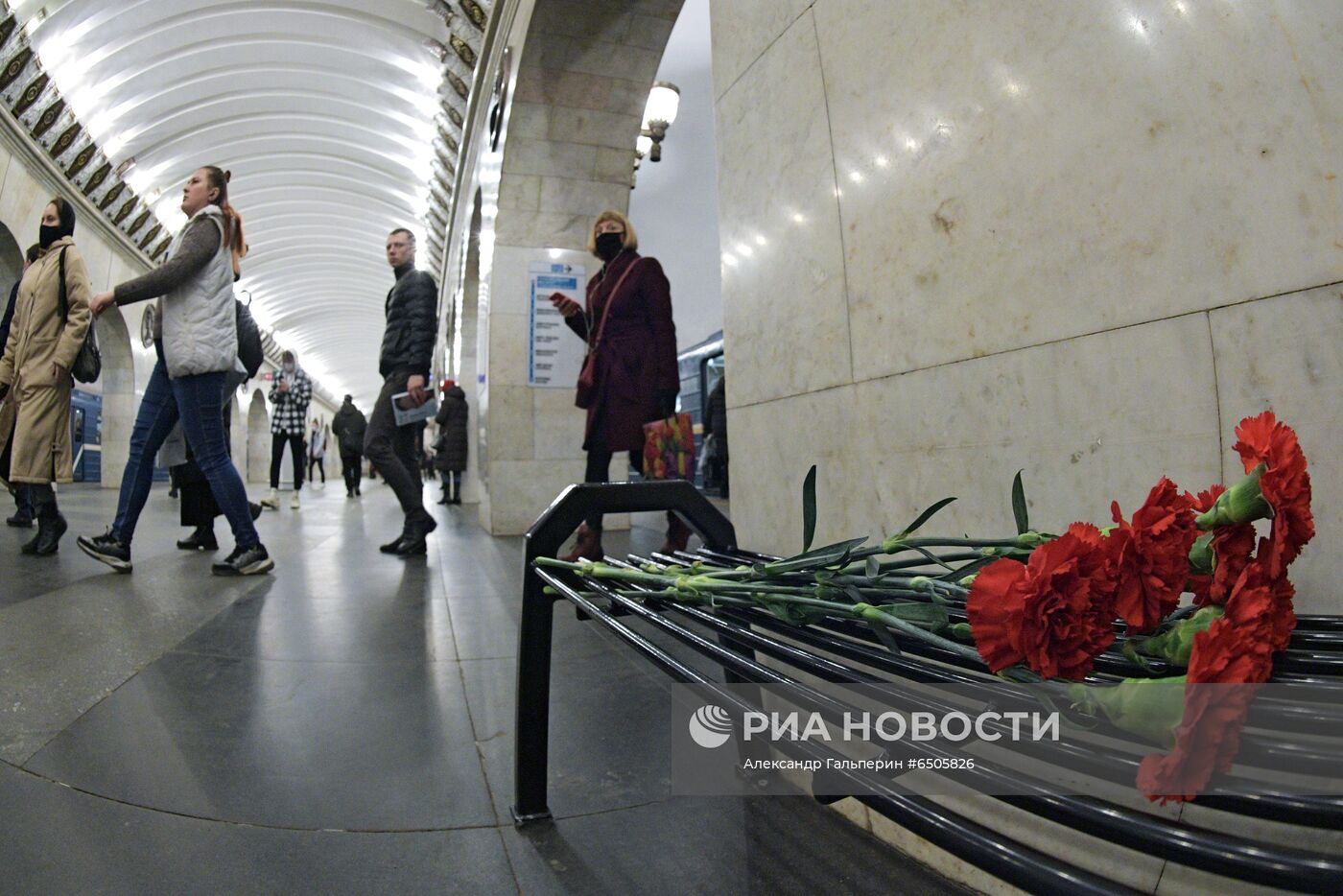 Возложение цветов в память о погибших при теракте в петербургском метро