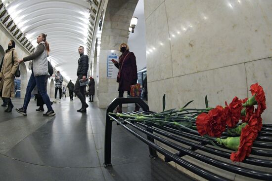 Возложение цветов в память о погибших при теракте в петербургском метро