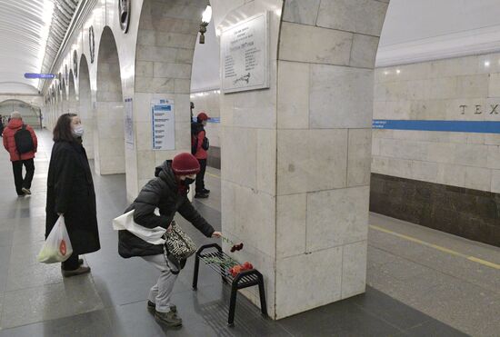 Возложение цветов в память о погибших при теракте в петербургском метро