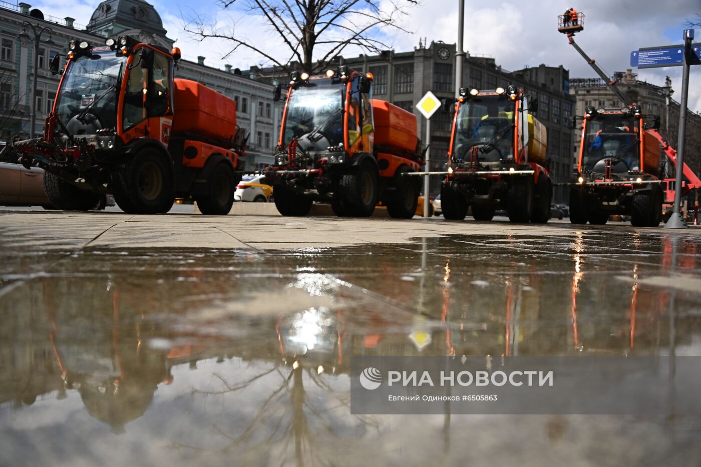 Промывка дорог с шампунем в Москве