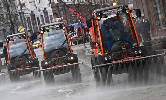 Промывка дорог с шампунем в Москве