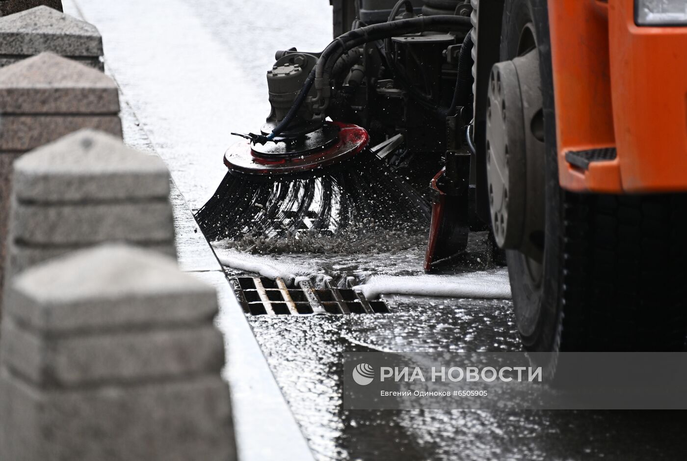 Промывка дорог с шампунем в Москве