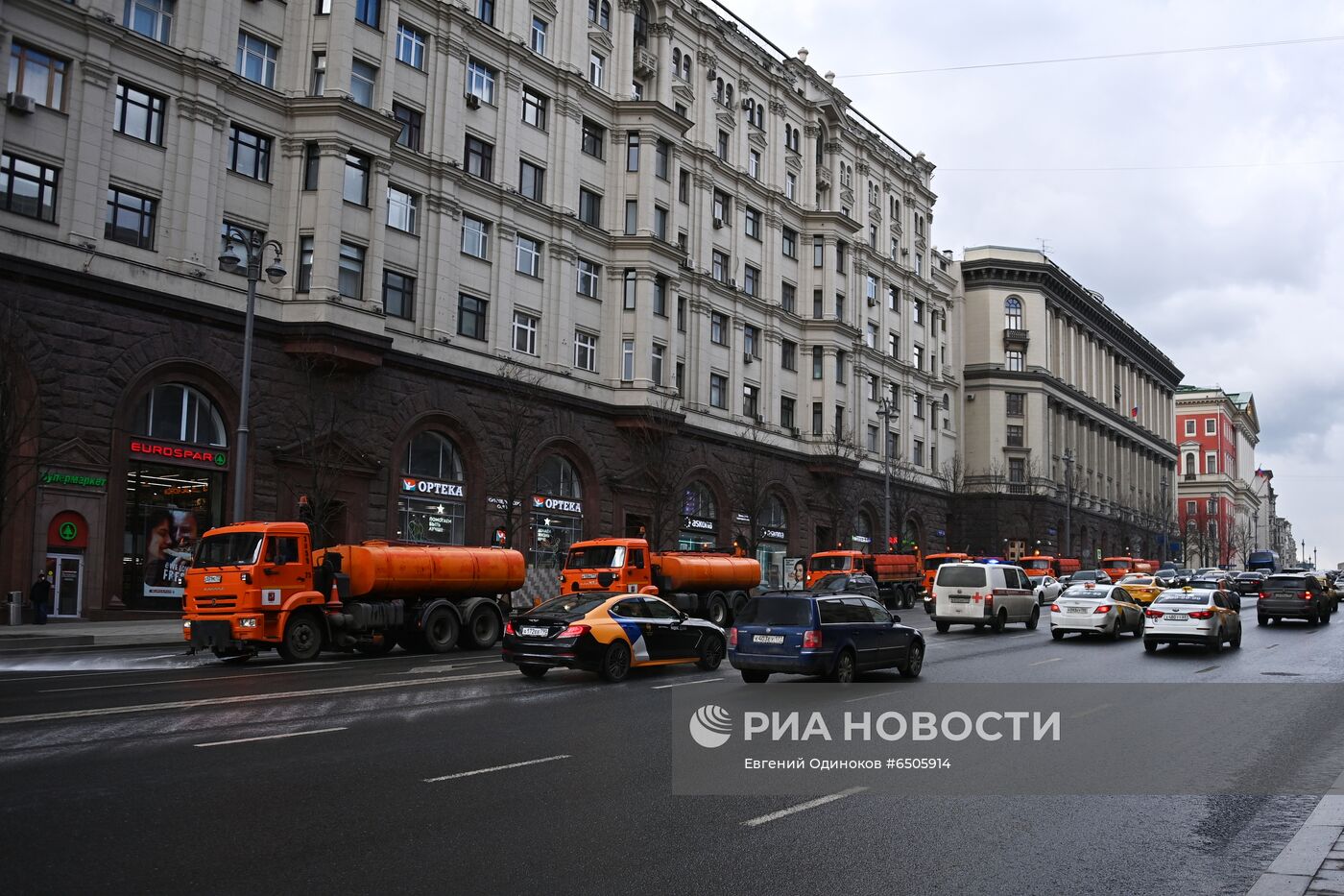 Промывка дорог с шампунем в Москве