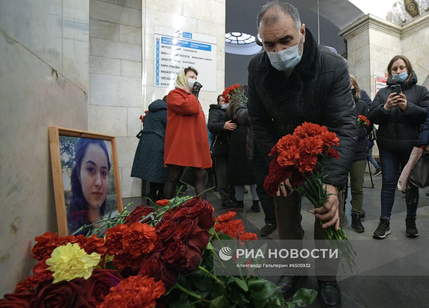 Возложение цветов в память о погибших при теракте в петербургском метро