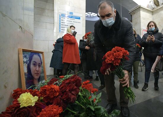 Возложение цветов в память о погибших при теракте в петербургском метро