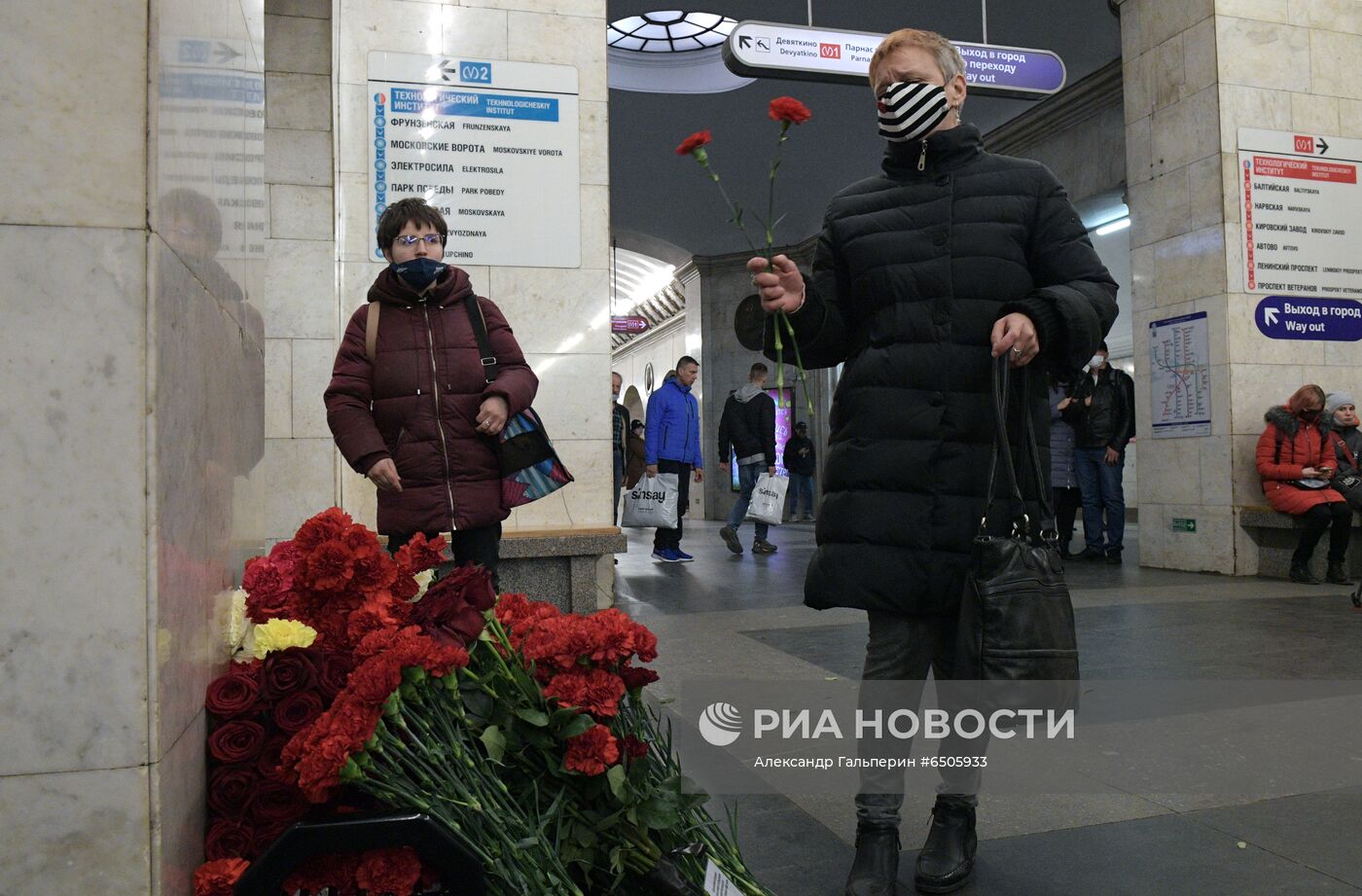 Возложение цветов в память о погибших при теракте в петербургском метро