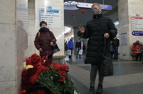 Возложение цветов в память о погибших при теракте в петербургском метро