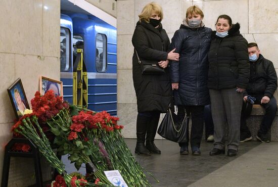 Возложение цветов в память о погибших при теракте в петербургском метро