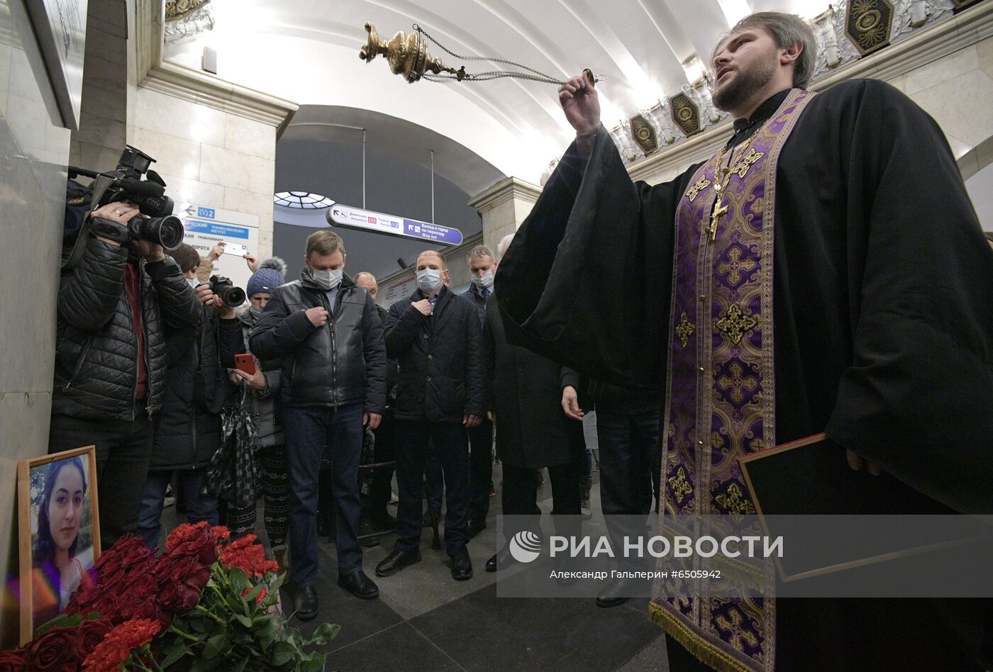 Возложение цветов в память о погибших при теракте в петербургском метро