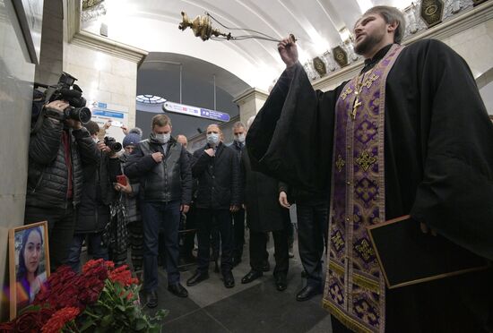 Возложение цветов в память о погибших при теракте в петербургском метро