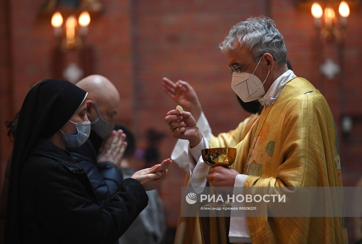 Празднование католической Пасхи в России
