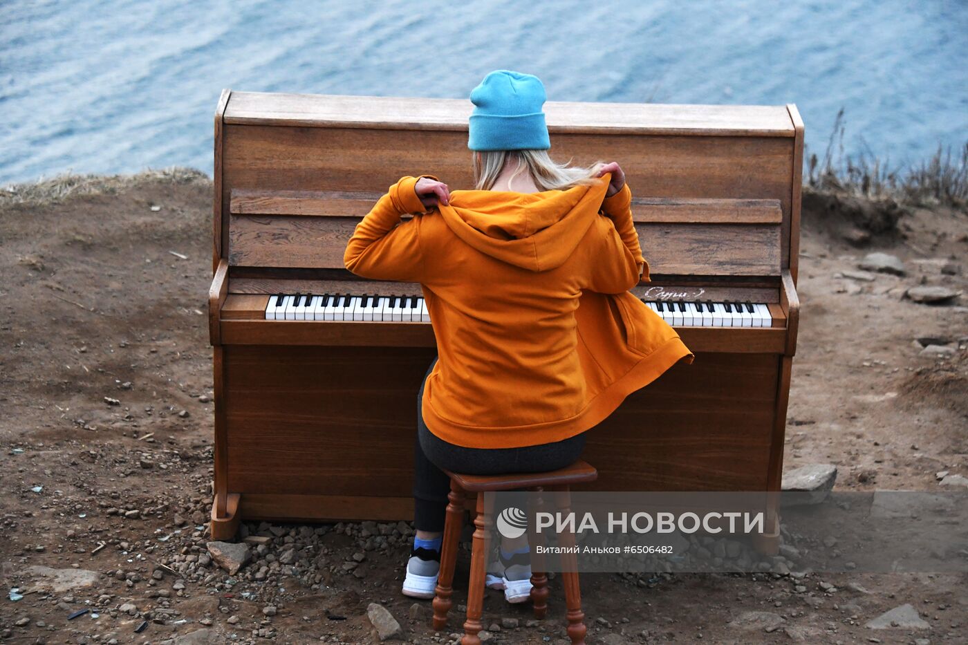 Пианино на берегу острова Русский