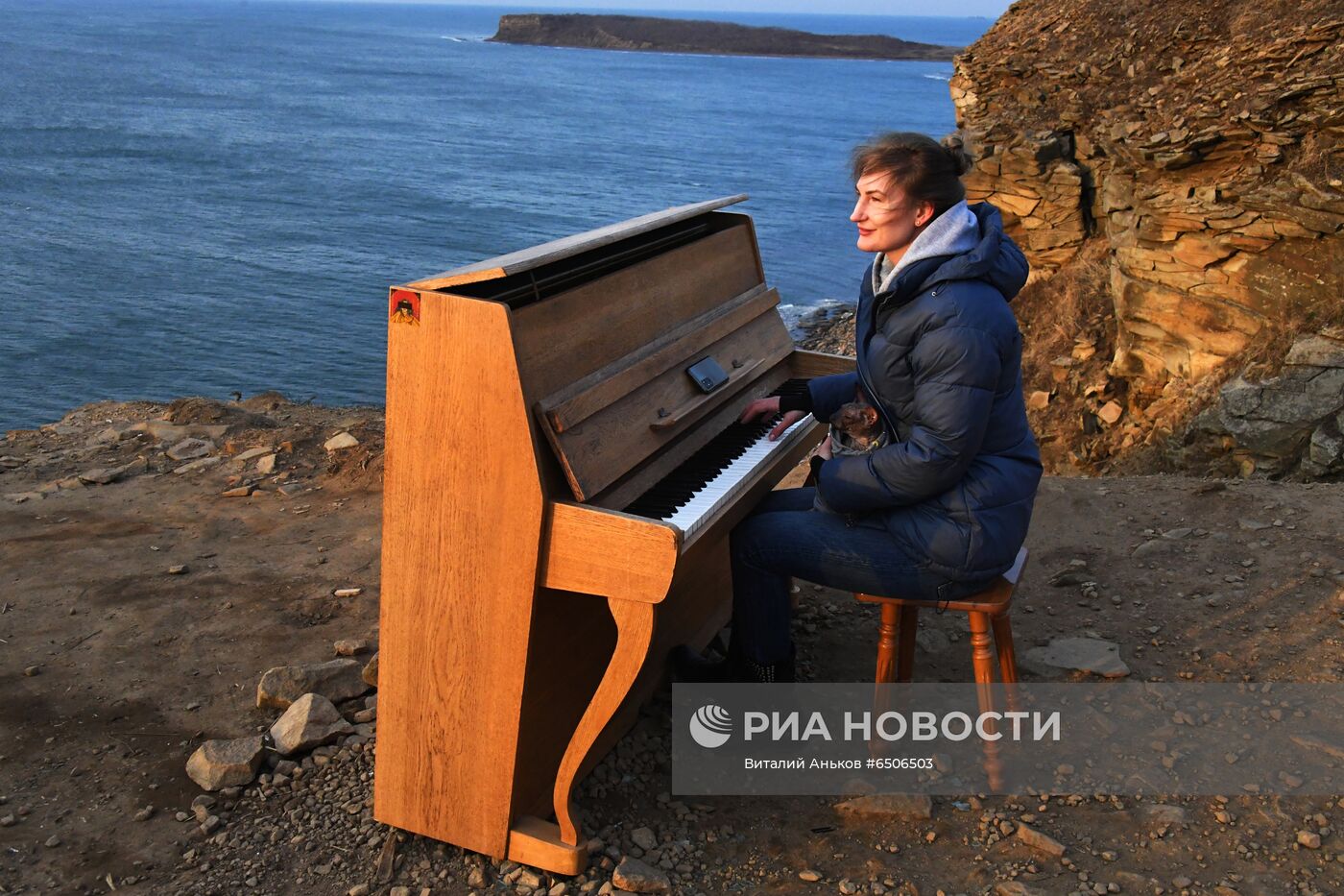 Пианино на берегу острова Русский