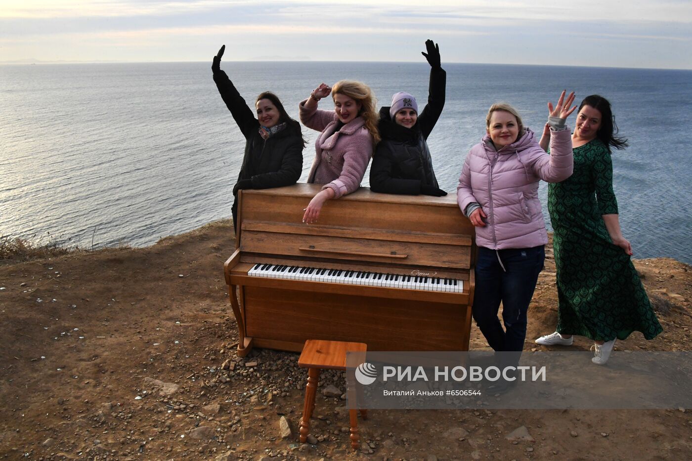 Пианино на берегу острова Русский