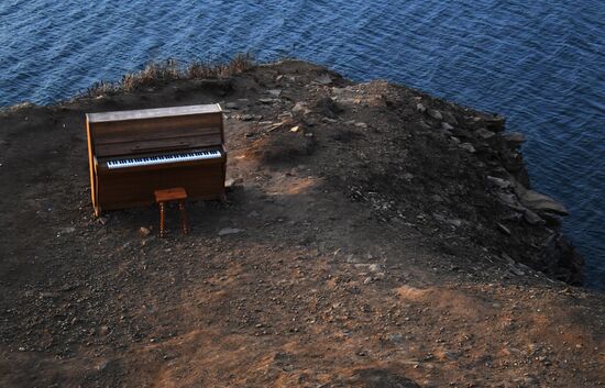 Пианино на берегу острова Русский