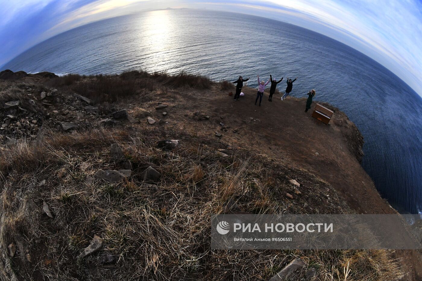 Пианино на берегу острова Русский