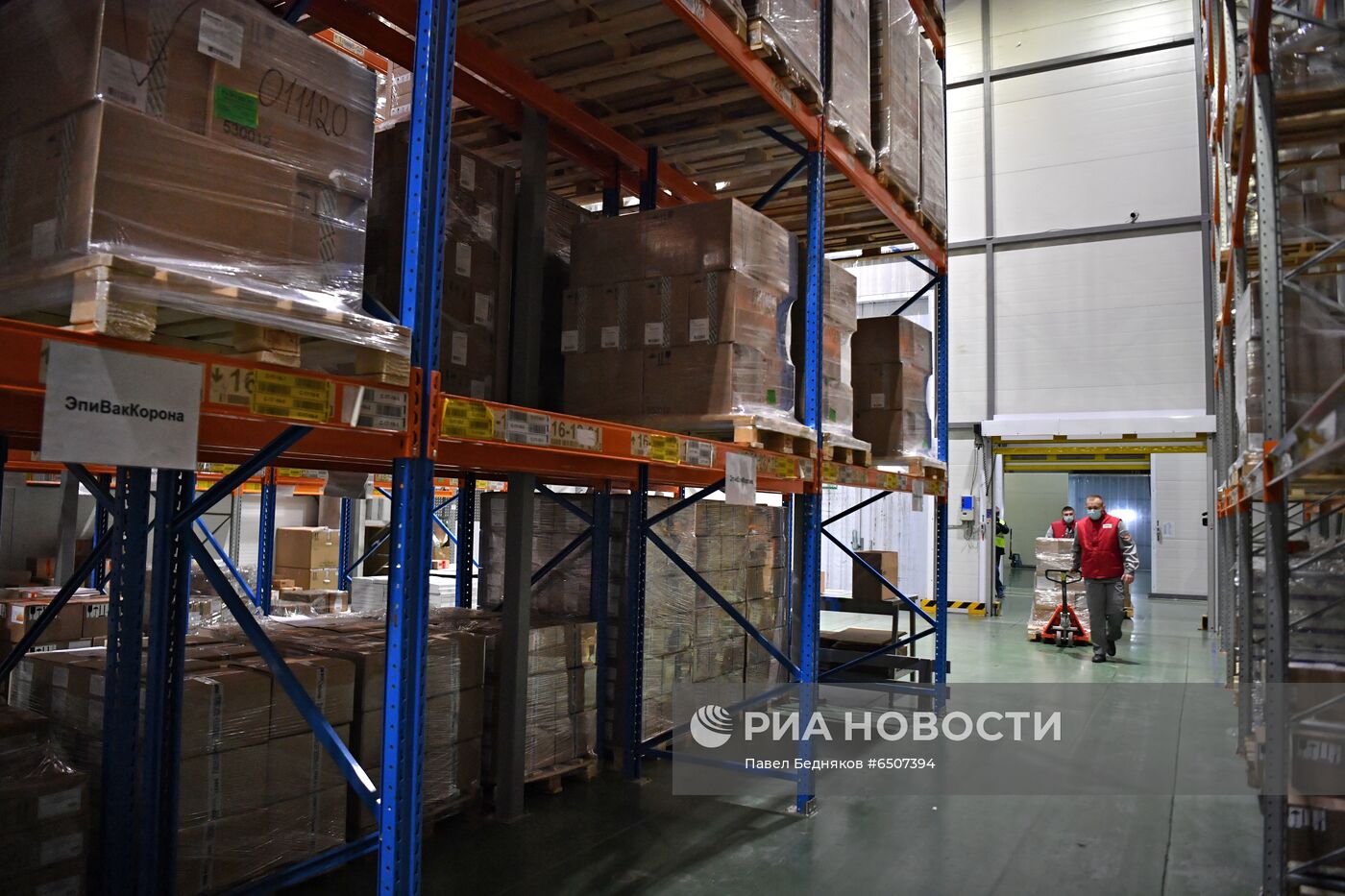 Прибытие партии вакцины "ЭпиВакКорона" на склад в Домодедово