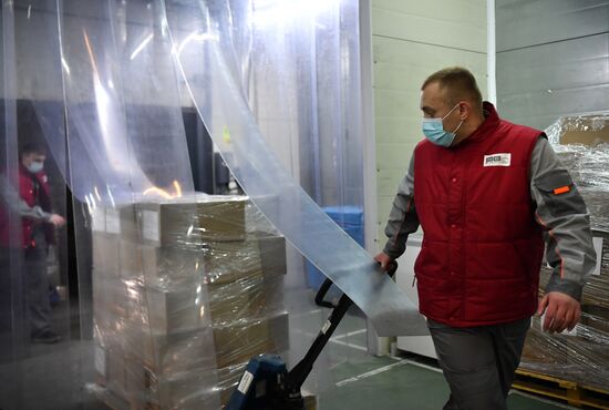 Прибытие партии вакцины "ЭпиВакКорона" на склад в Домодедово