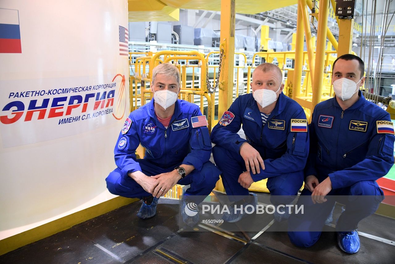 Члены экипажей МКС-65 на космодроме Байконур