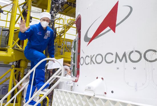 Члены экипажей МКС-65 на космодроме Байконур