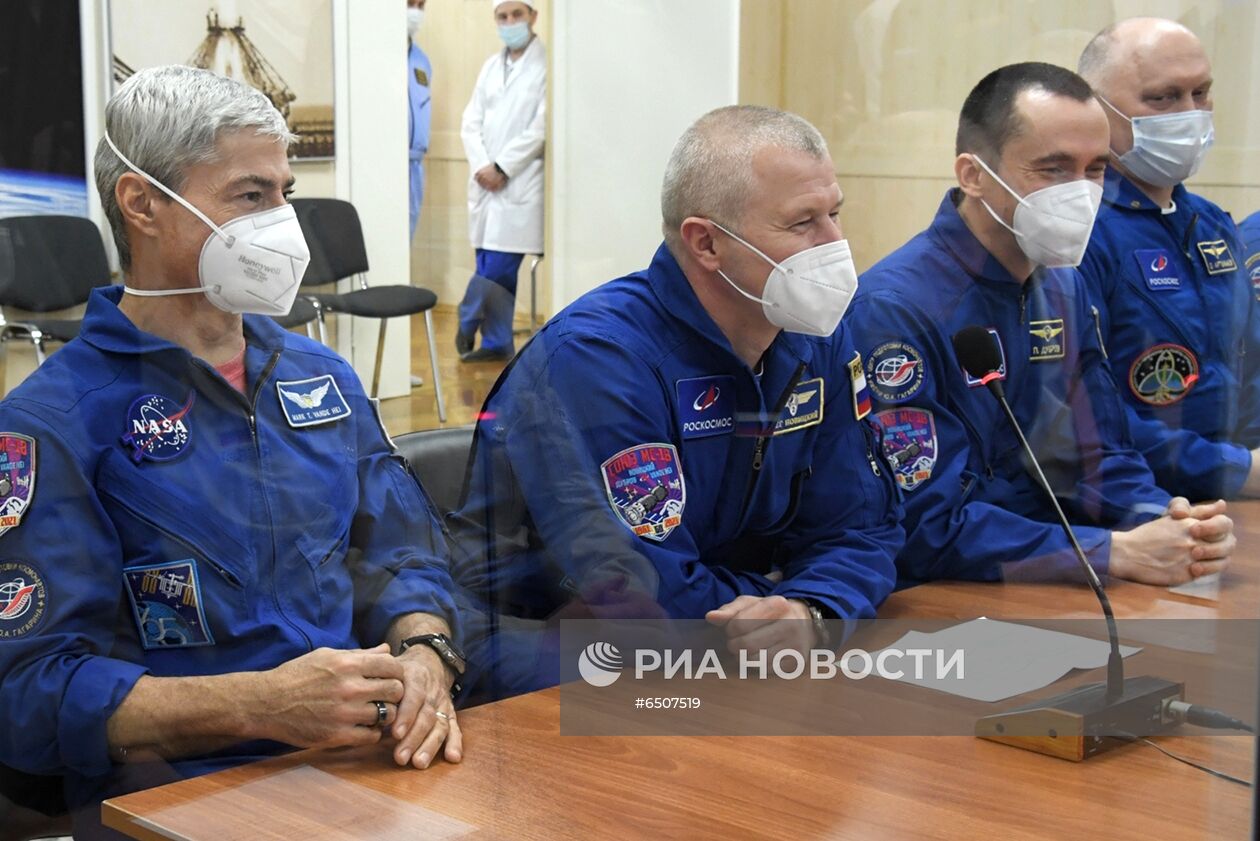 Члены экипажей МКС-65 на космодроме Байконур