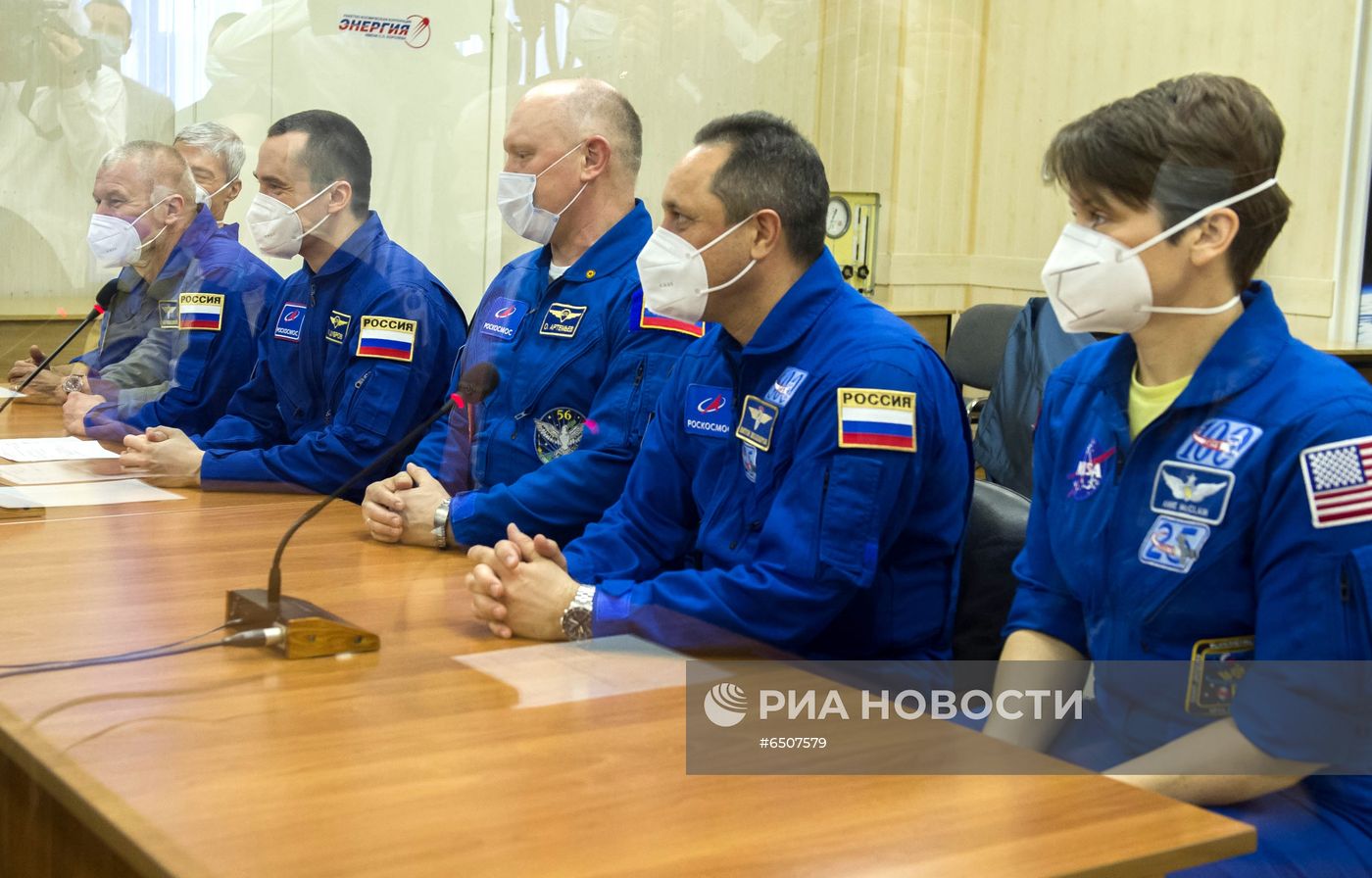Члены экипажей МКС-65 на космодроме Байконур
