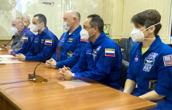 Члены экипажей МКС-65 на космодроме Байконур