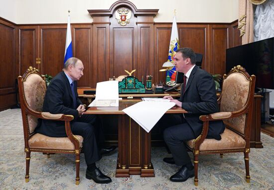 Президент РФ В. Путин встретился с министром сельского хозяйства РФ Д. Патрушевым