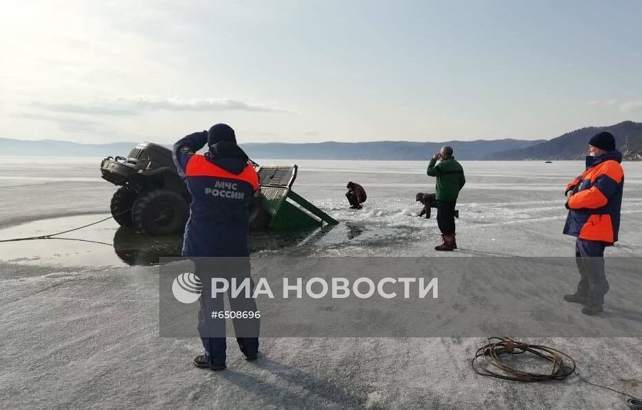Грузовики провалились под лёд на Байкале