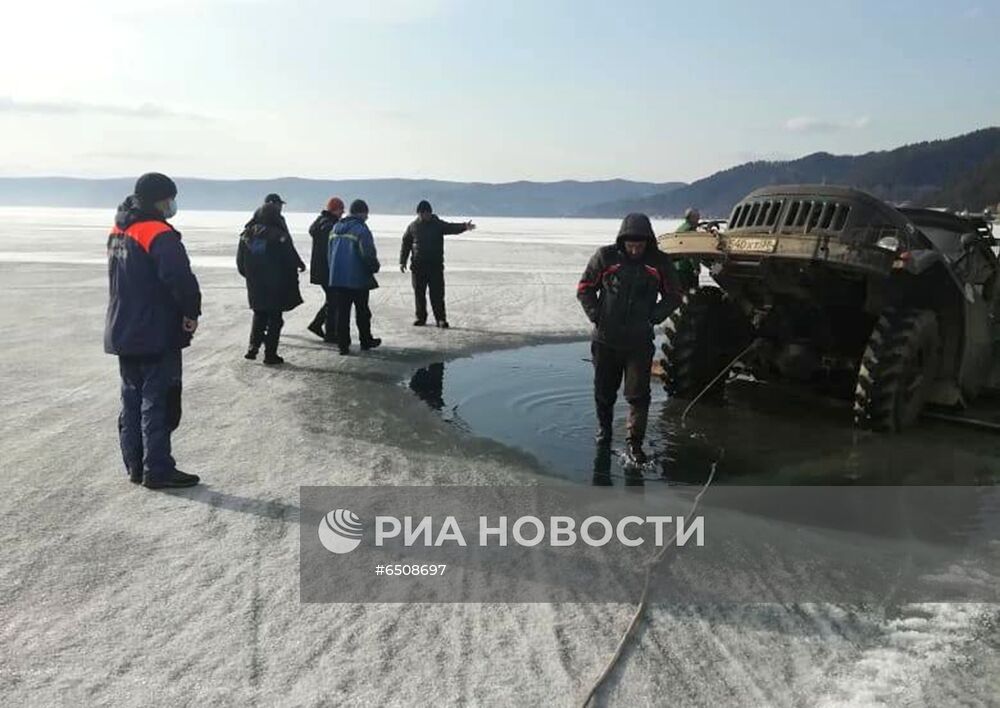 Грузовики провалились под лёд на Байкале