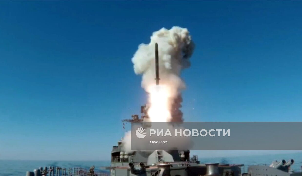 Пуск крылатой ракеты "Калибр" с фрегата "Маршал Шапошников"