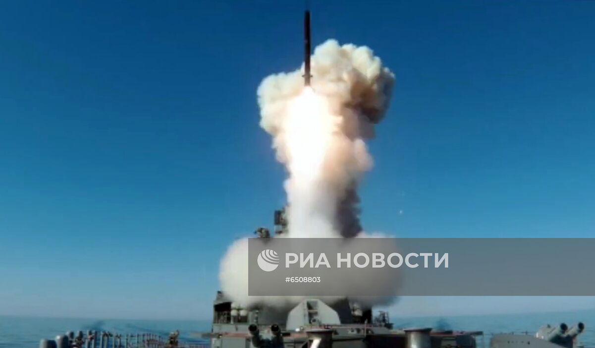 Пуск крылатой ракеты "Калибр" с фрегата "Маршал Шапошников"