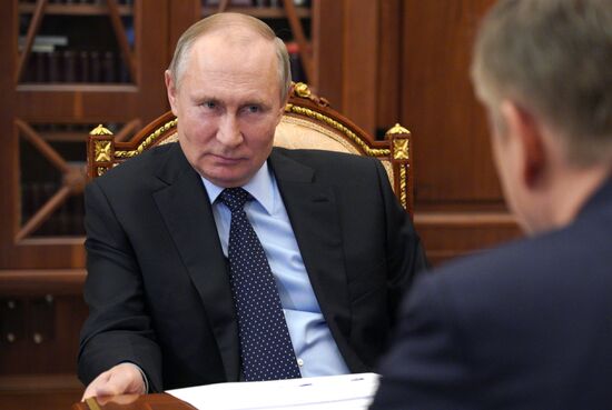 Президент РФ В. Путин встретился с главой РЖД О. Белозеровым