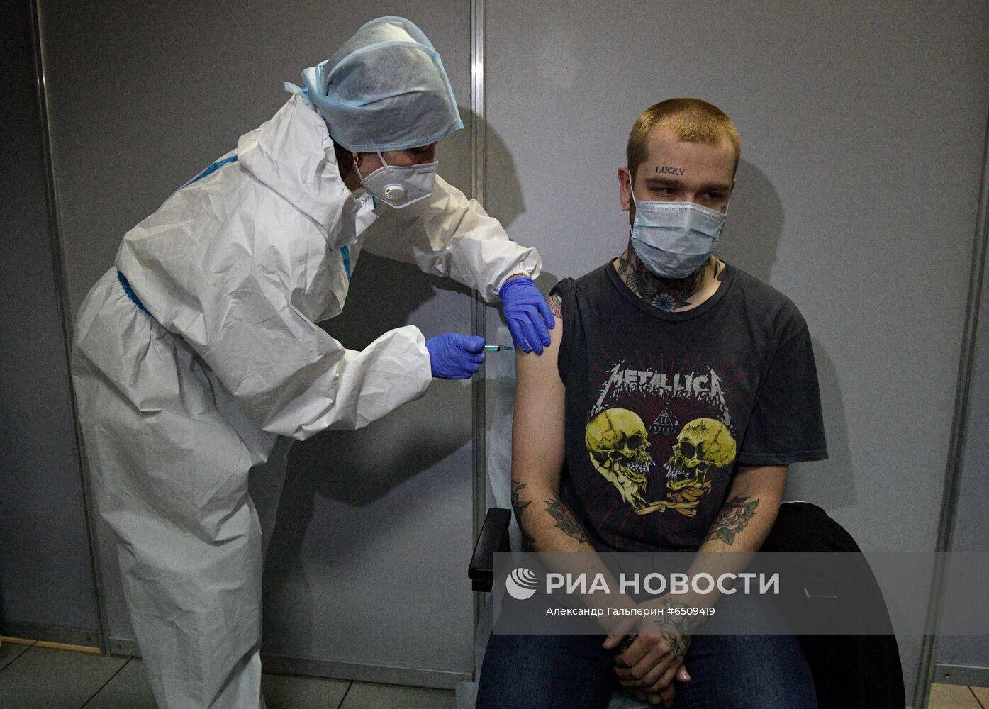 Пункт вакцинации от COVID-19 в Ледовом дворце в Санкт-Петербурге