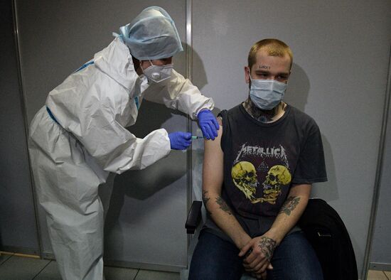 Пункт вакцинации от COVID-19 в Ледовом дворце в Санкт-Петербурге