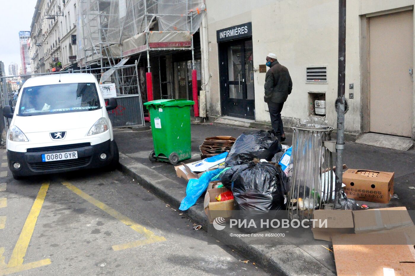 Мусор на улицах Парижа