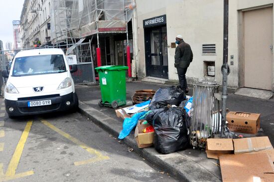 Мусор на улицах Парижа