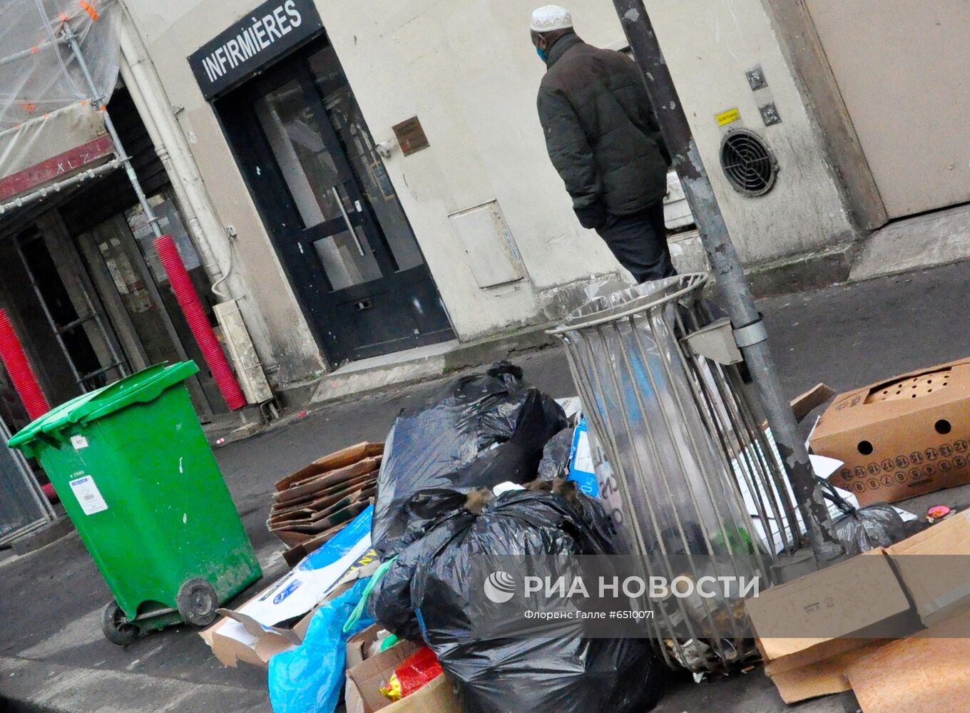 Мусор на улицах Парижа