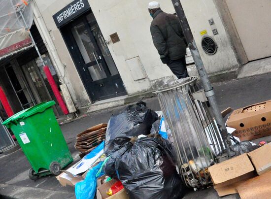 Мусор на улицах Парижа